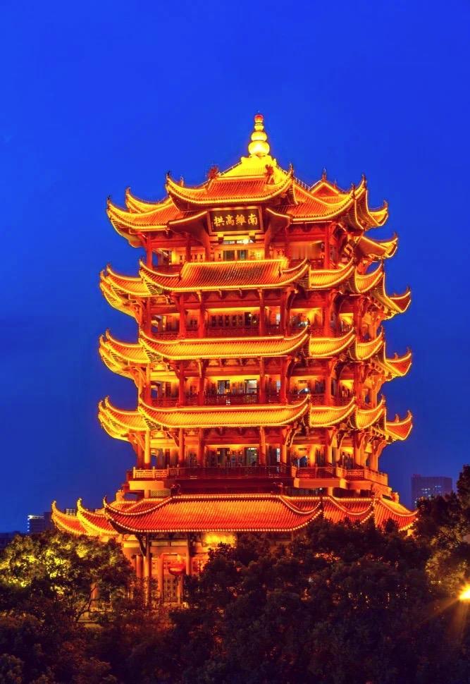 《黄鹤楼送孟浩然之广陵》
故人西辞黄鹤楼，烟花三月下扬州。
孤帆远影碧空尽，唯见