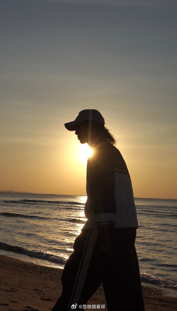 华晨宇每张都是氛围感男头 看在海边与夕阳对话，光影勾勒出迷人轮廓。这般随性自在的