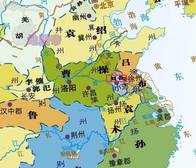 关羽和张飞各办的一件蠢事，让刘备彻底失去了徐州。
第一次，刘备从陶谦手中接过徐州
