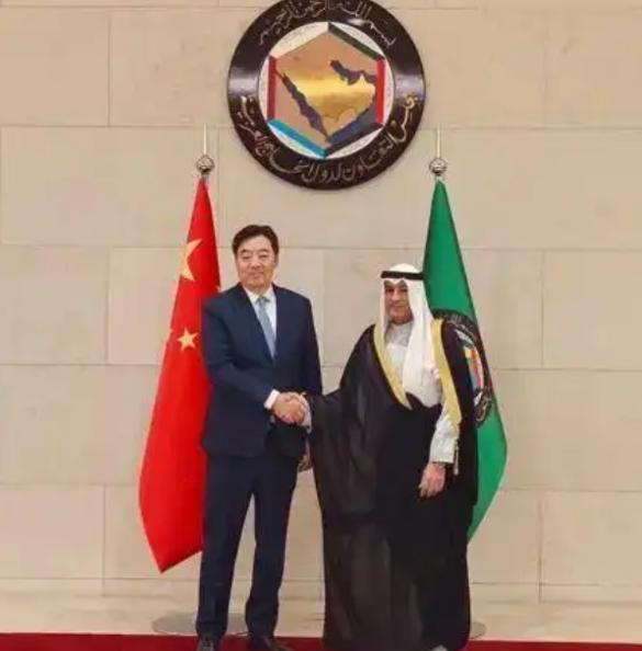 极罕见一幕终于要发生了：中美官员将同时现身中东，特朗普态度大变！

美伊大战仍在