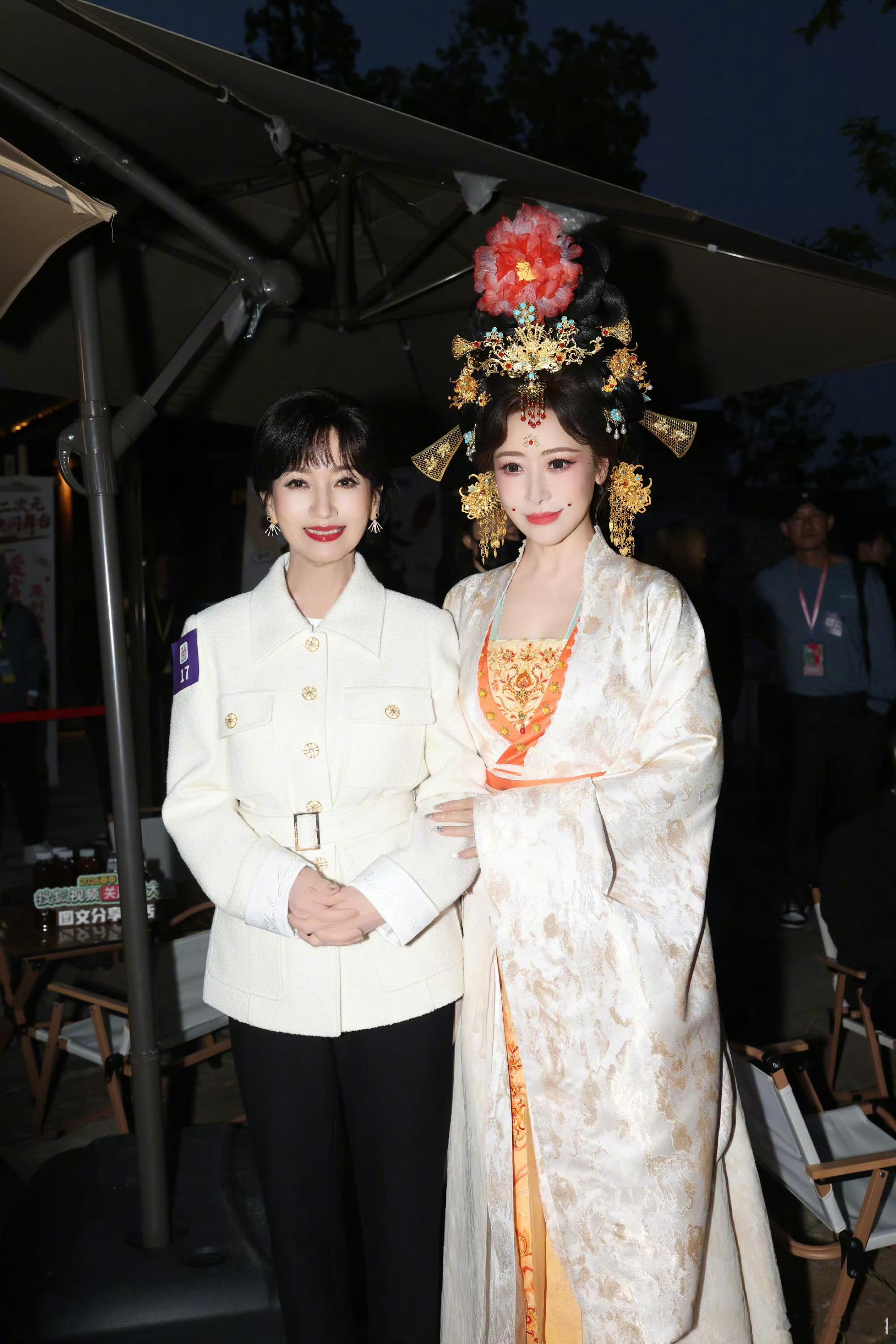 赵雅芝陈紫函同框两代青白同框杀疯了！赵雅芝陈紫函同框，岁月不败美人，每一眼都是回