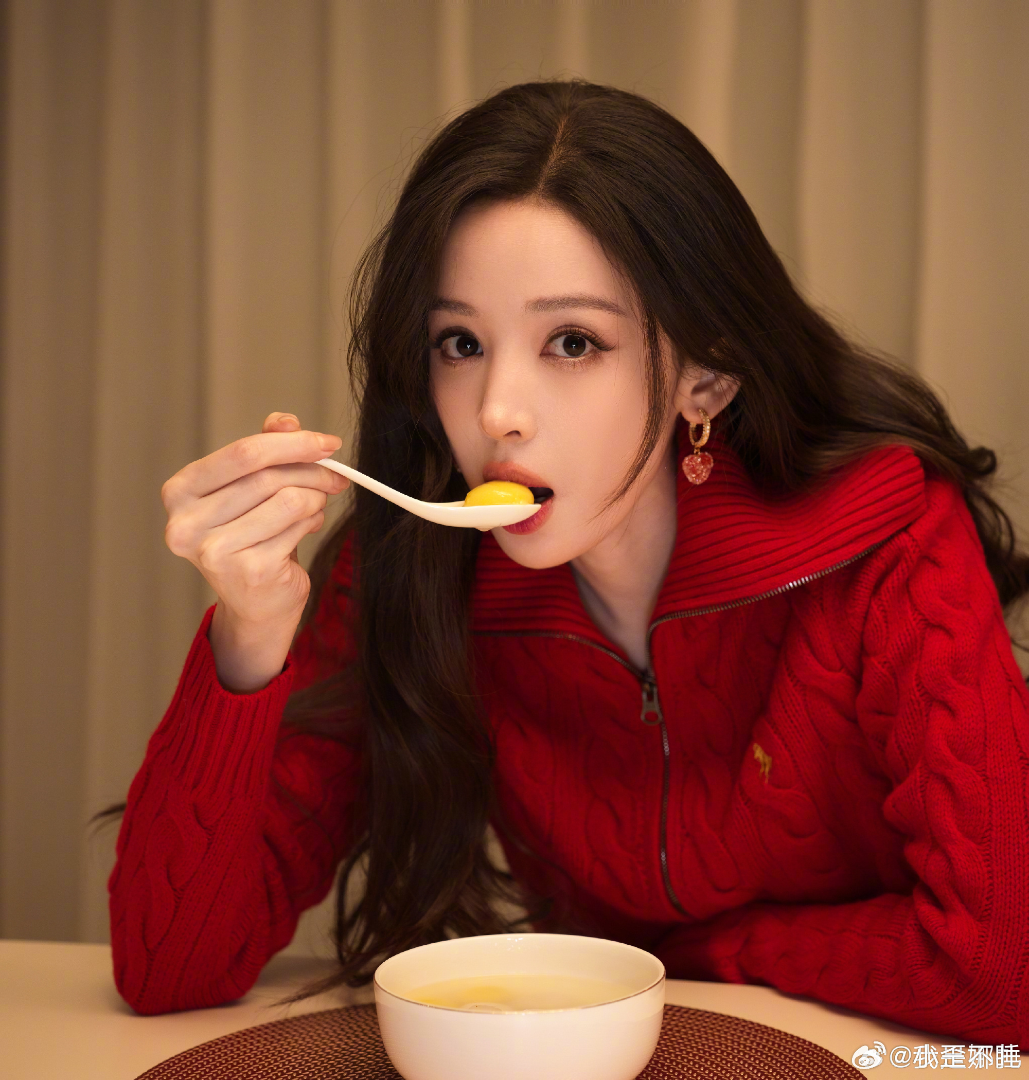 娜扎娜扎醒来nz娜扎金宝💫“自带人间清风明朗，眸中盛着星河滚烫，美好为你如约而