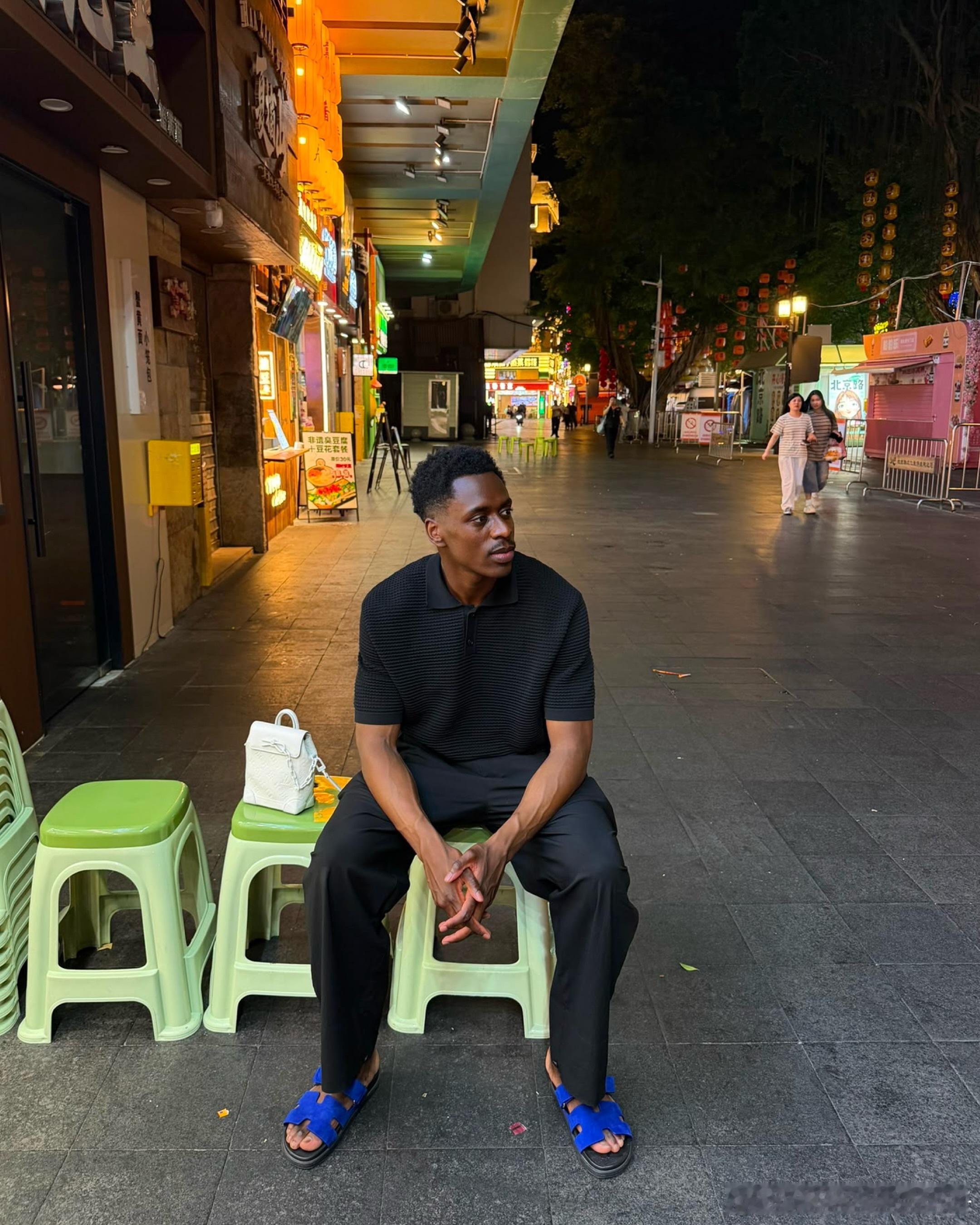 洛孔加夏天来了广州，还在北京路没有保护的情况下逛街，也没人发现他[doge]中国