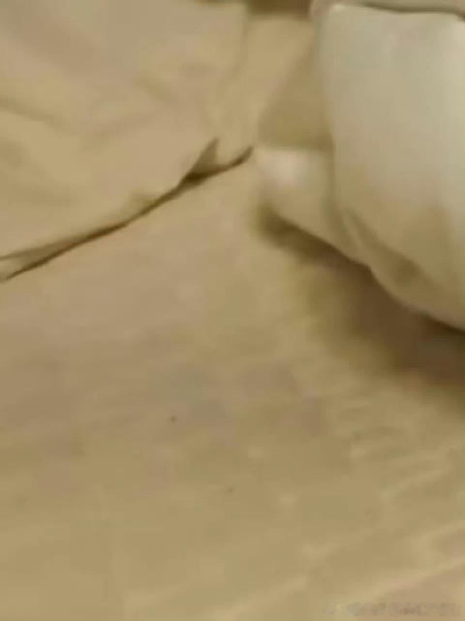 男爱豆也是男的，也会出油，只能说祛魅了 ​男爱豆的床也会出油 ​​​