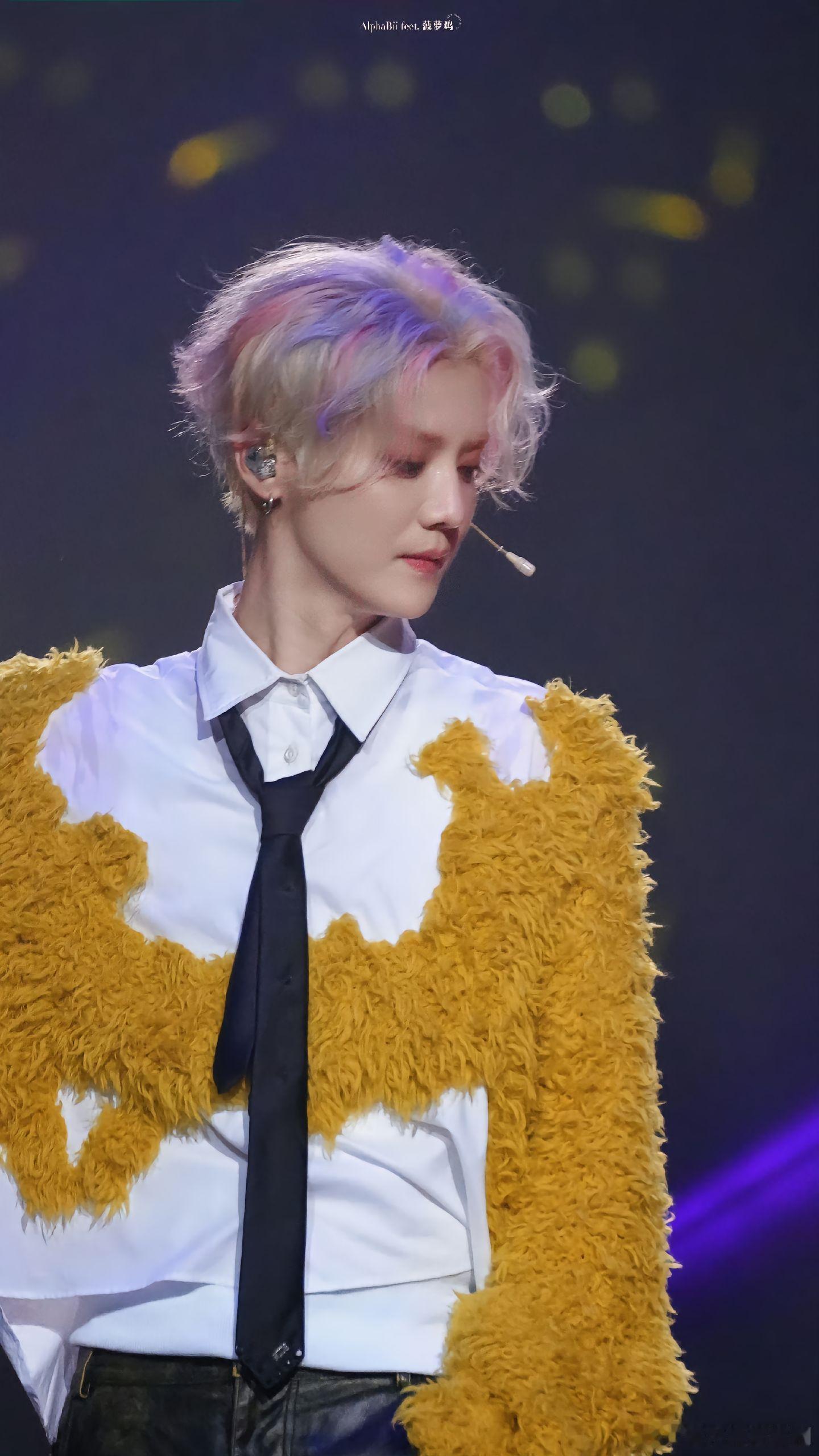 #鹿晗[超话]#前八场演唱会的退场服装，每套都是绝杀真的太喜欢了首场的，他西装出