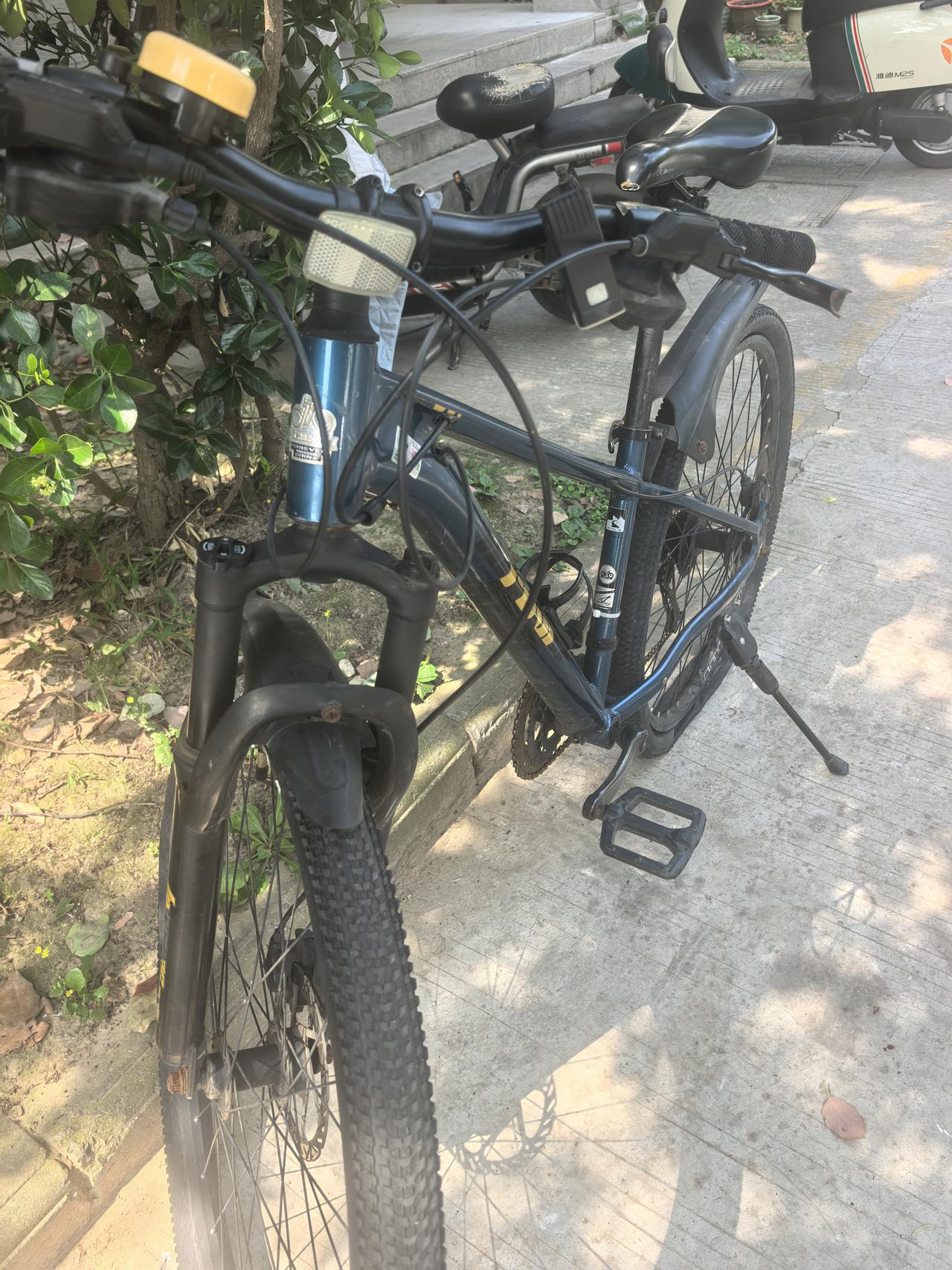 既然不是他的车，我就毫不犹豫的让他赶紧放下，他很不情愿的从他那收破烂的三轮车上把
