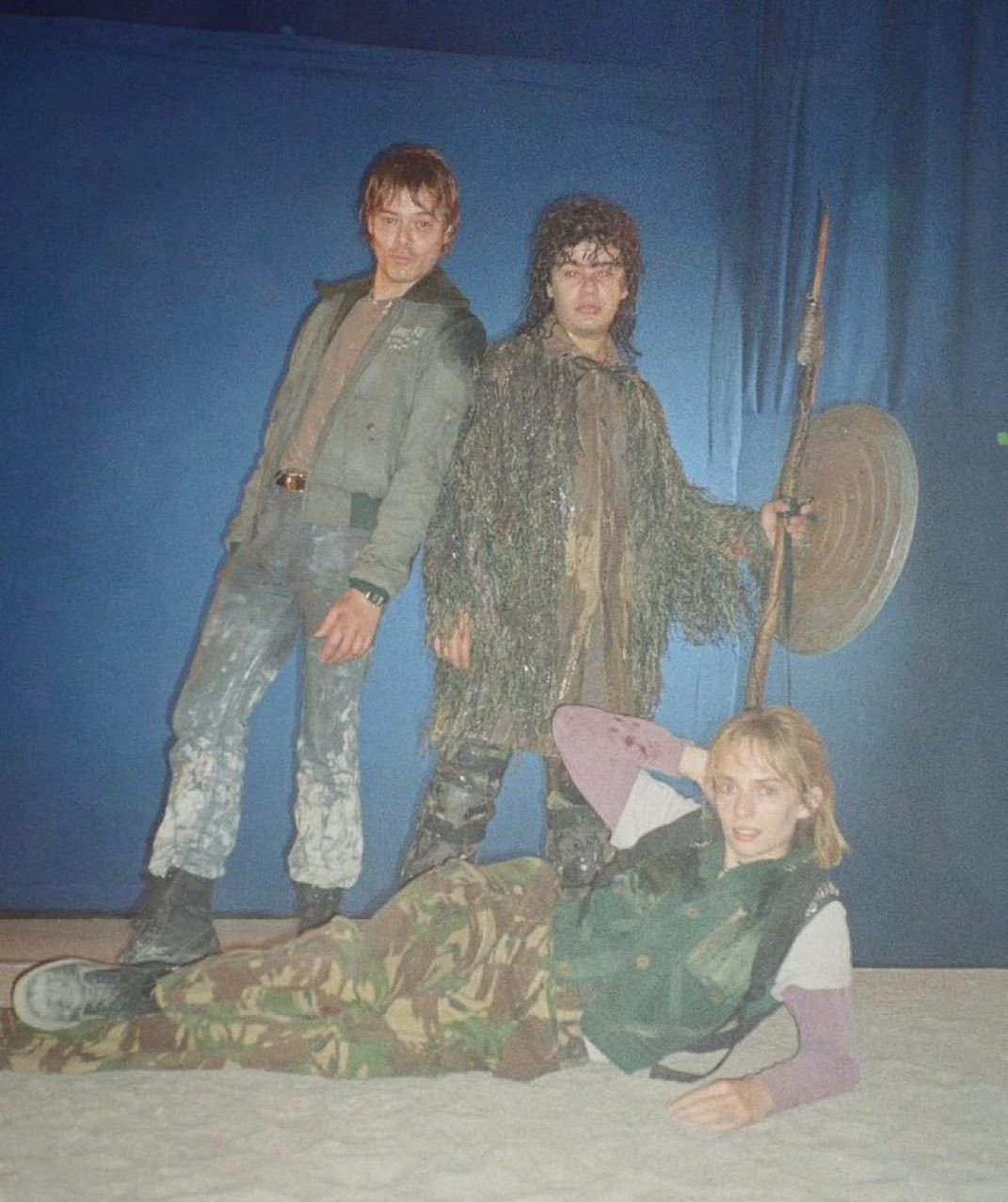 《怪奇物语 第五季》幕后片场的查理·希顿、伽塔·马塔拉佐与玛雅·霍克摄影师：Jo