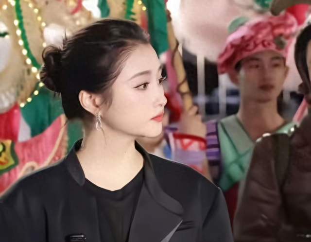 29岁关晓彤状态封神！褪去青涩自带明媚气场，这是美女最佳赏味期