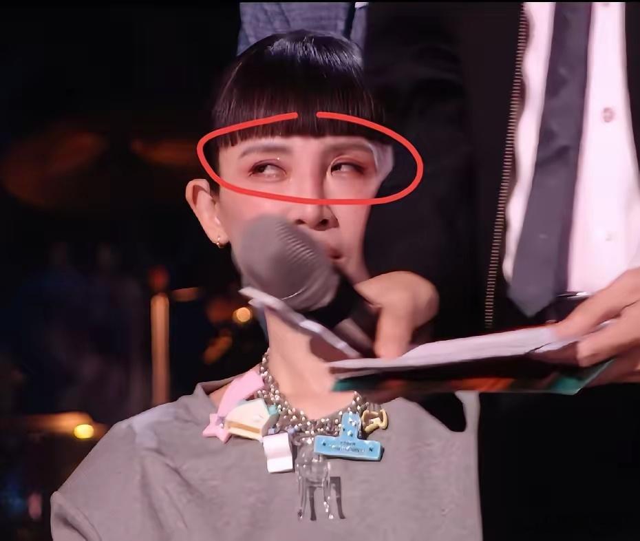 这一幕真的演都不演了，魏如萱，我真的心疼你！真在演我本人了，魏如萱在歌手舞台上做