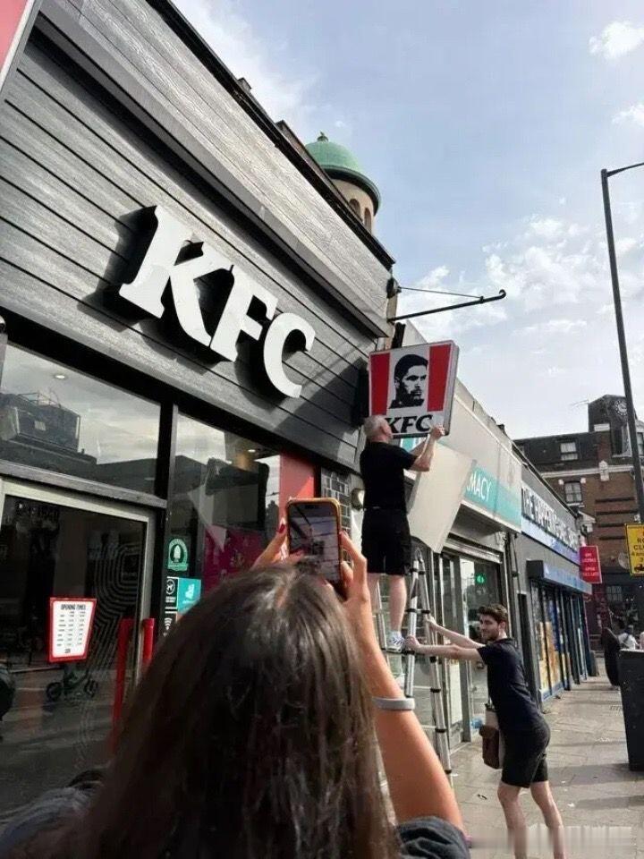 不是AI😂伦敦芬斯伯里公园的一家KFC，在阿森纳夺得英超冠军后，把门店招牌上的