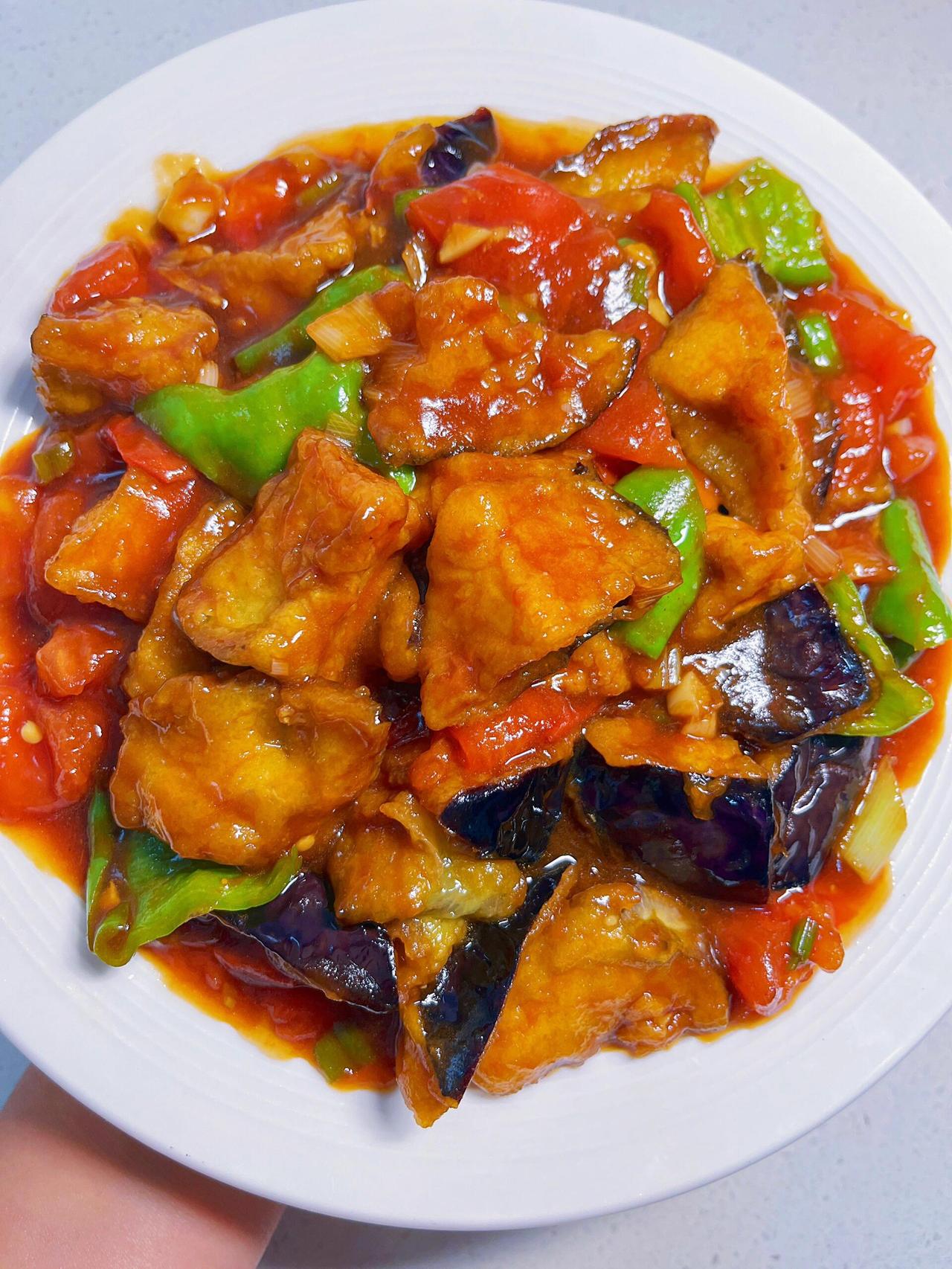 答应我，大家一定要试试红烧茄子！这道菜味道真的绝了，软乎乎的茄子吸满浓郁汤汁，拌