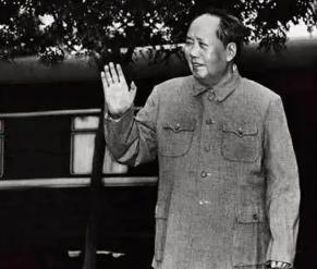 1976年，毛主席离世，一名卫士拿起剪刀冲进主席房间，全程没掉一滴泪，单接下来的