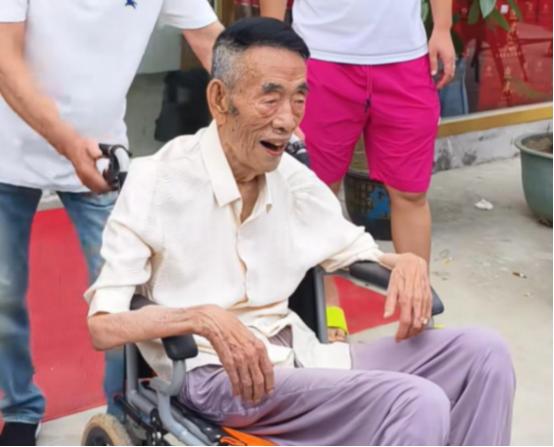 榨干最后一口气！94岁杨少华高温天被儿子推着赚钱，瘦骨嶙峋太可怜

 
7月9日