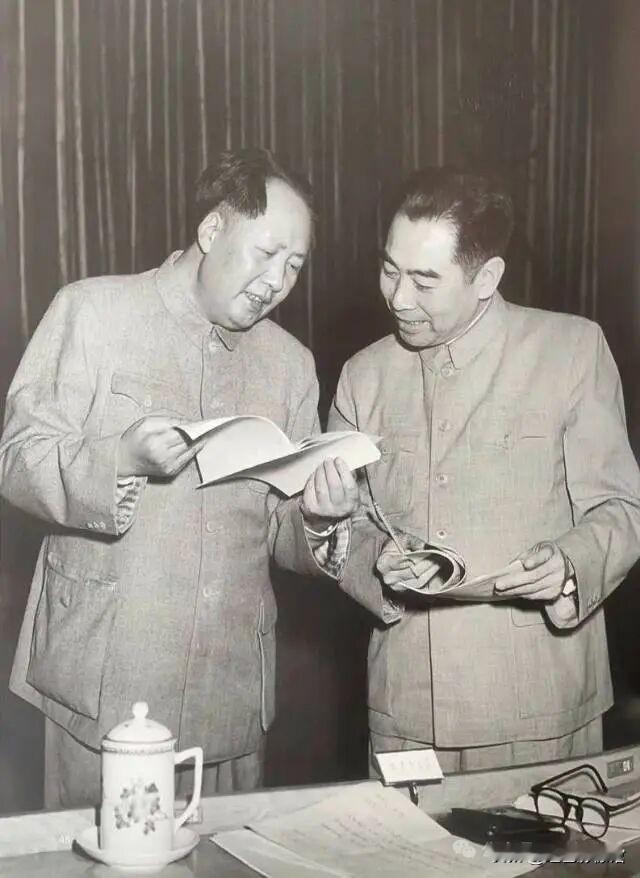 很喜欢毛主席和周总理这张照片[强]