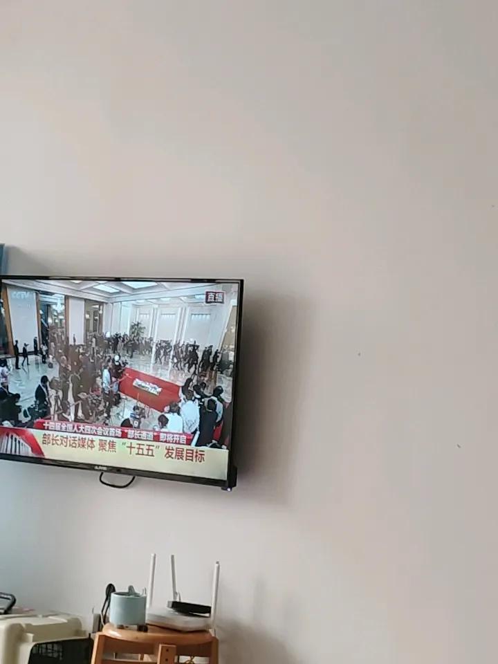 向海南省人民政府致以崇高敬意。昨天，我拨打12345政府便民服务热线，向海南省人