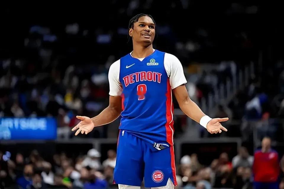 根据ESPN记者Shams Charania的消息，底特律活塞的锋线新星奥萨尔-