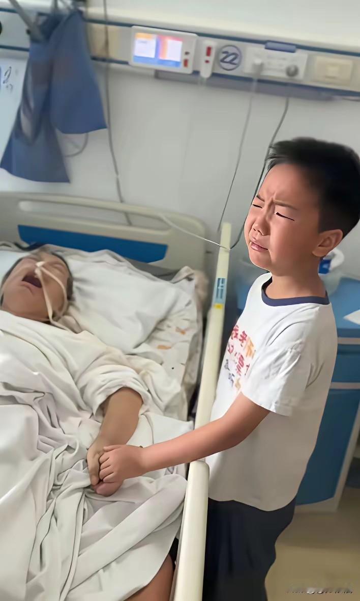 懂事的孙子来探望住院的奶奶，看到病床上输氧吊液的奶奶而嚎嚎大哭！