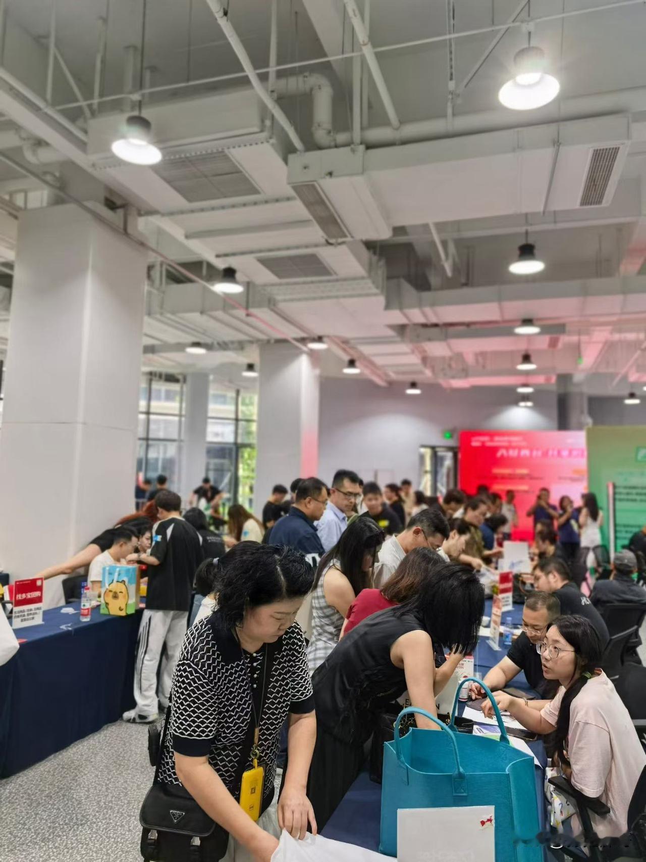 第二次来杭州参加公域私域选品对接会，现场还是很火爆滴。私域直播 豫见郝哥 选品会