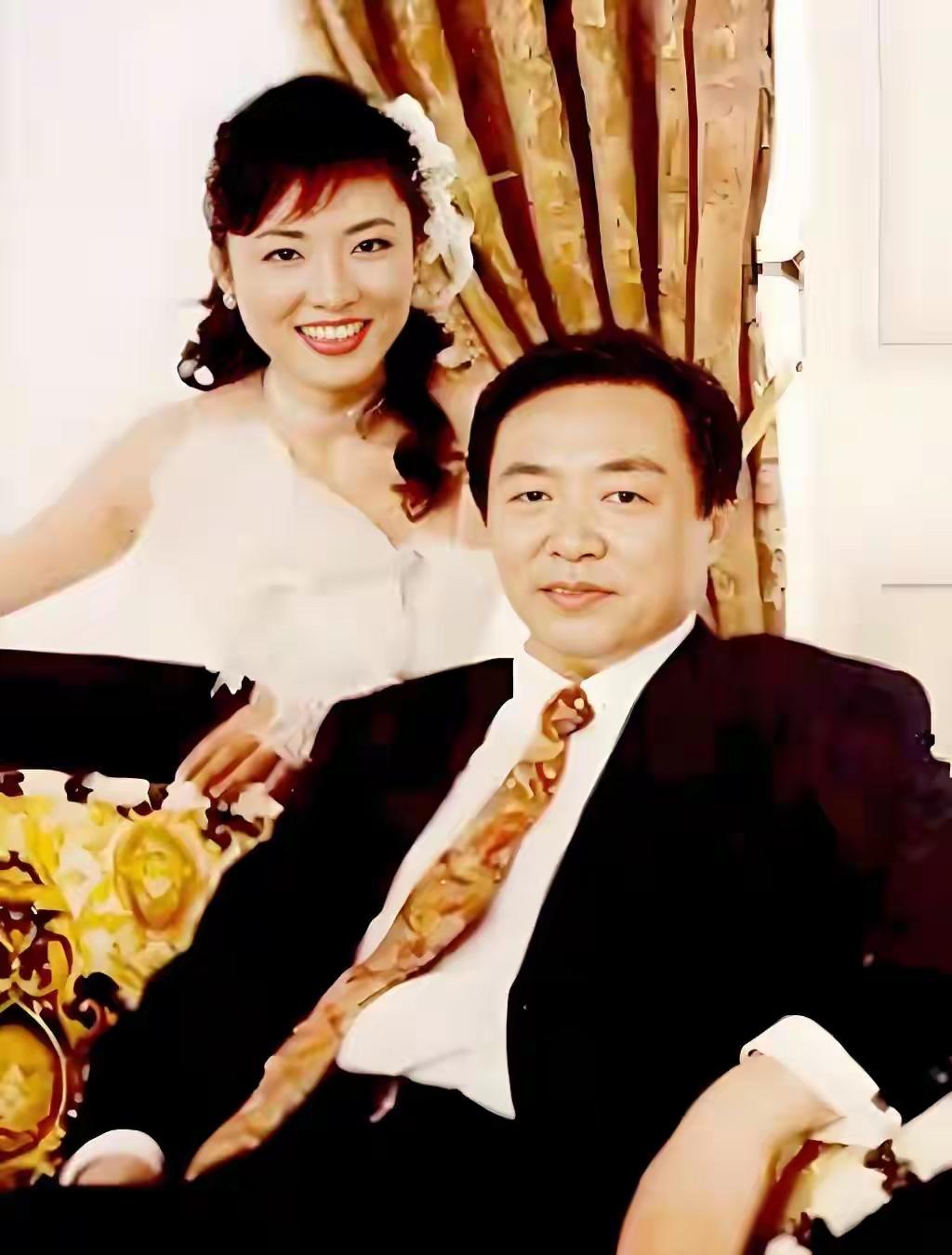 2004年，央视主持人周涛和路云的婚纱照。周涛与前夫姚科和平离婚后，路云多年默默