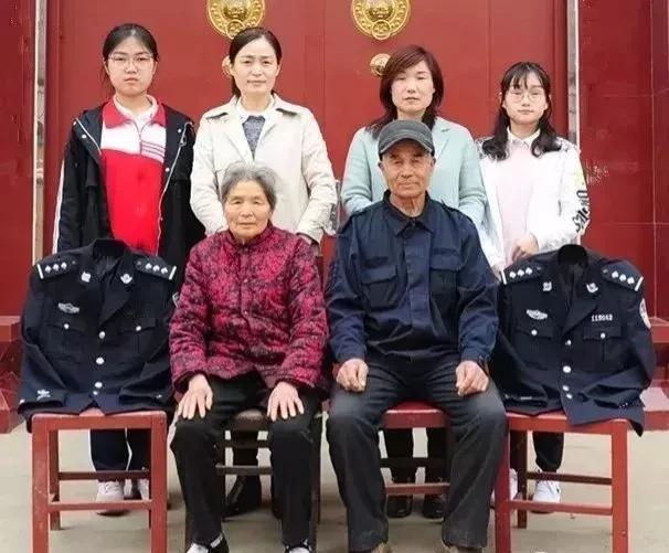 这是一张让人泪目的全家福！照片中有两位老人、四位女性和两件警服，警服的主人分别是