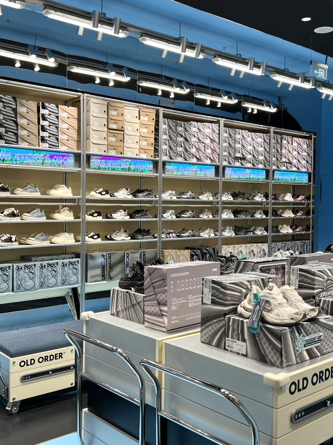 武汉👟新店！谁还没来领kitty帆布包😻