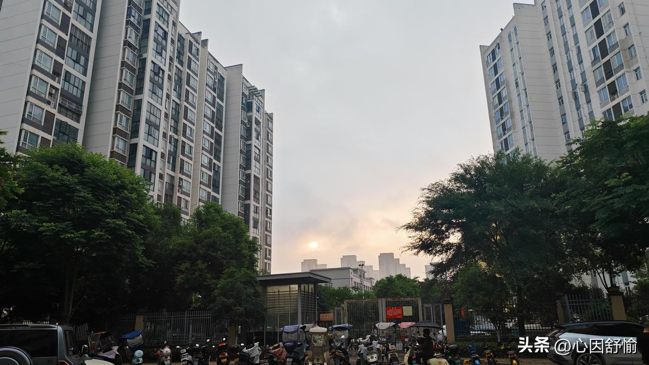 请对下联。
上联：长虹欲画须神笔
下联：晚照闲题用妙墨
         （下联