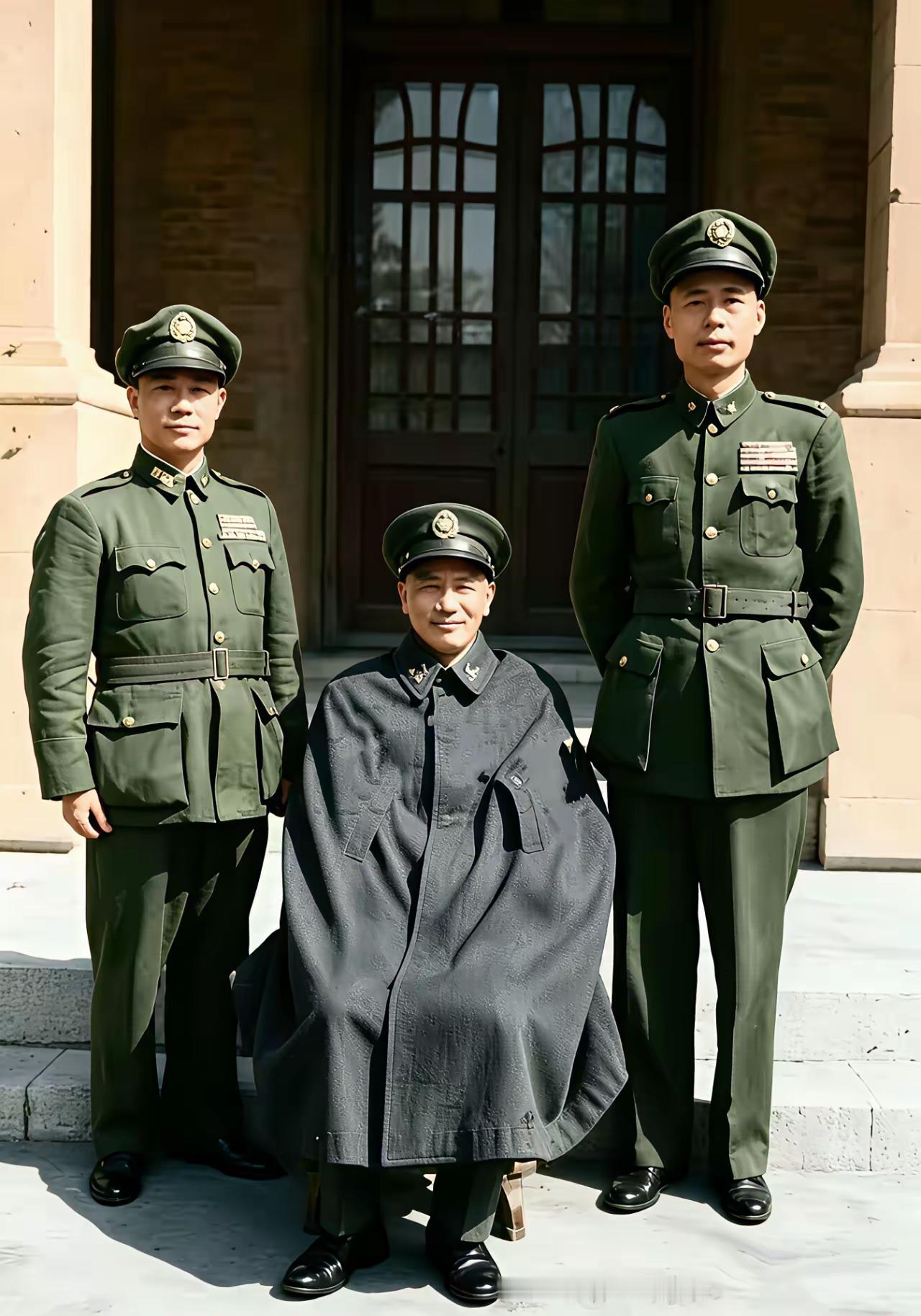 蒋介石喜欢穿斗篷衣的照片可不少，这体现了蒋介石比较注重自己的形象。
也可能他以为