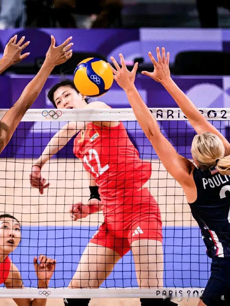 在北京时间7月30日凌晨刚刚结束的巴黎奥运会女排小组赛A组的第一场比赛中，中国女