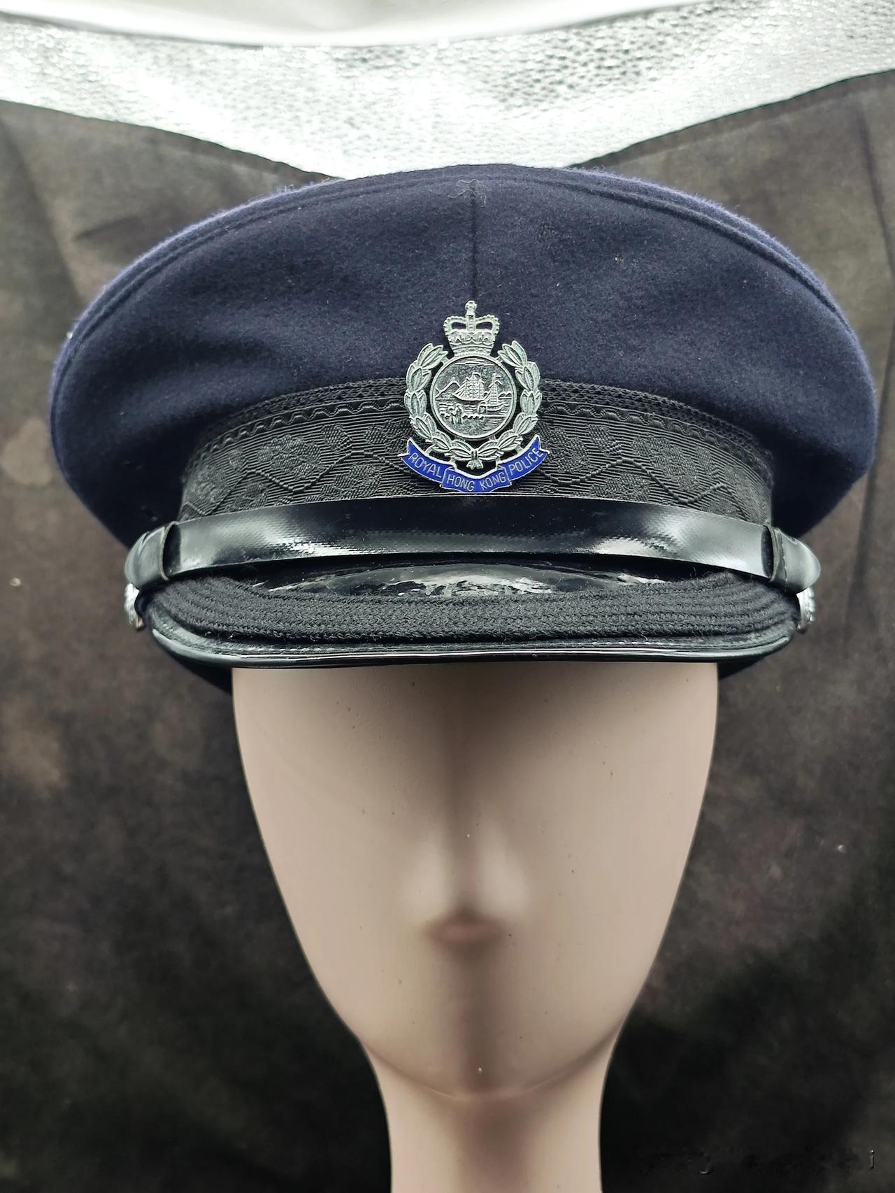小时候喜欢看香港的警匪片，总觉得电影电视剧中的警察形象特别的帅，
​前几天在一位
