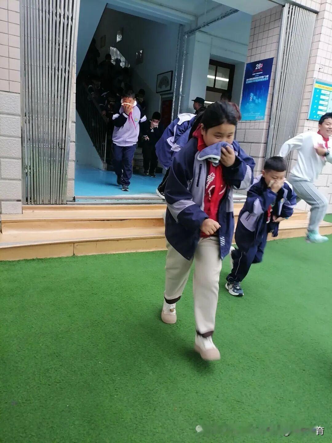 近日，汉中市北大街小学精心组织了一场集 “疏散、学习、实操、总结、表彰” 于一体