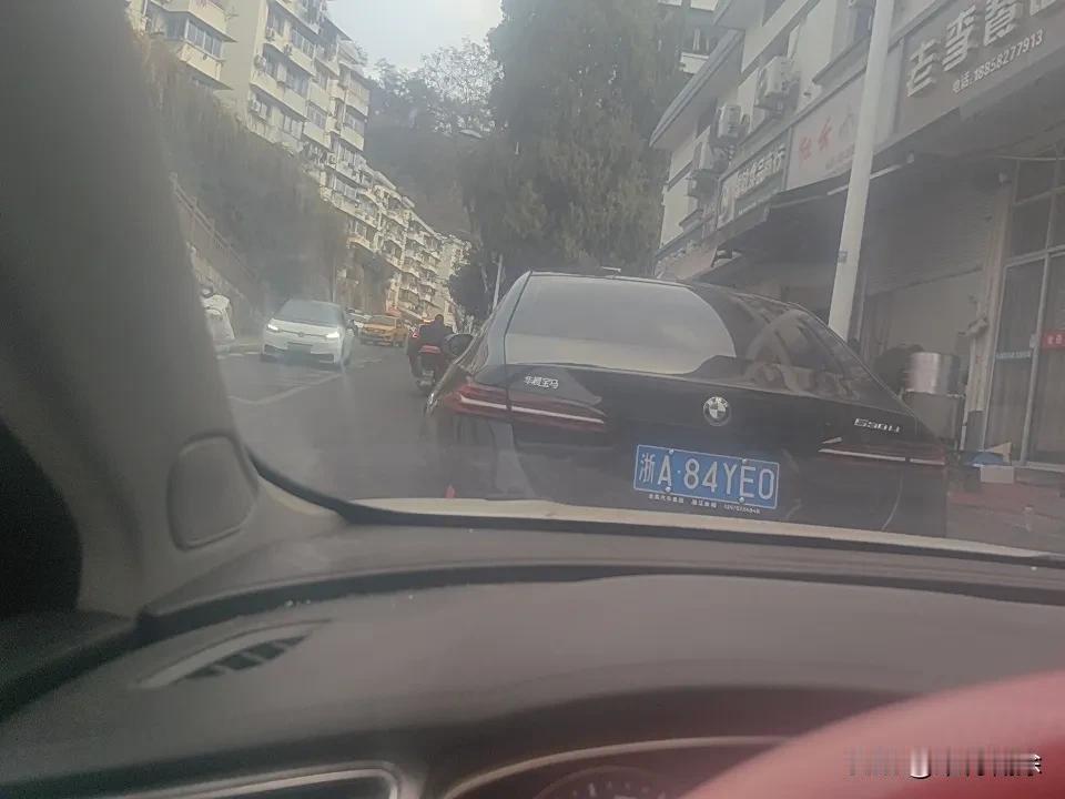 上联“人不可貌相”，让我想起好多合适的下联。像“事不宜疏忽”就挺妙，它提醒咱别以