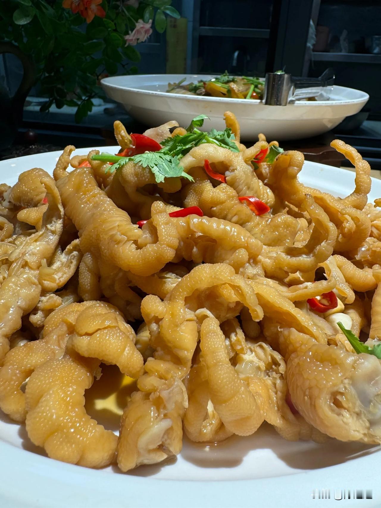 超市卖的柠檬鸡爪，泡椒鸡爪……
为什么
都是厚厚的肉？
难道是加了什么东西吗？