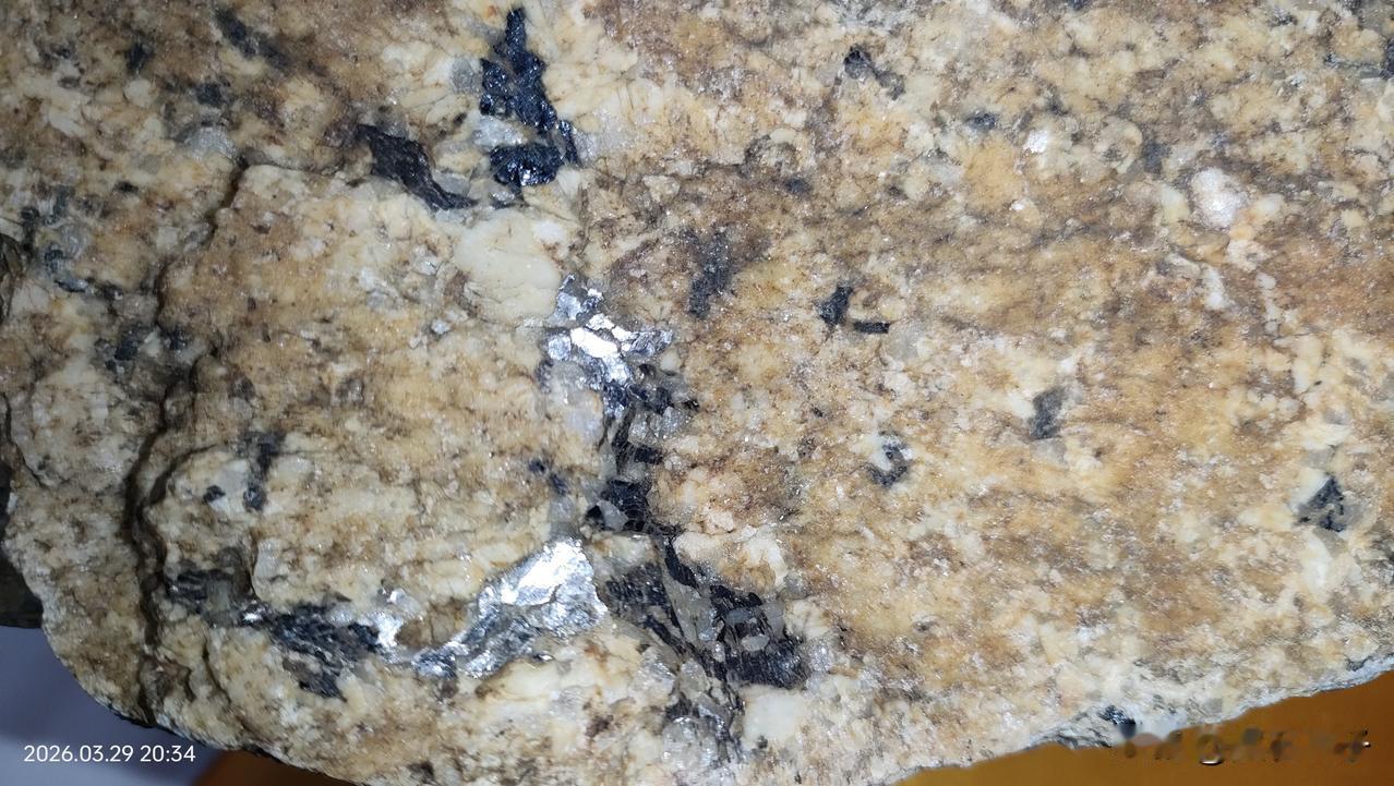 安庆究竟是在哪一年形成的月球陨石雨……此事说来话长。首先，我仅代表民间陨石发现者