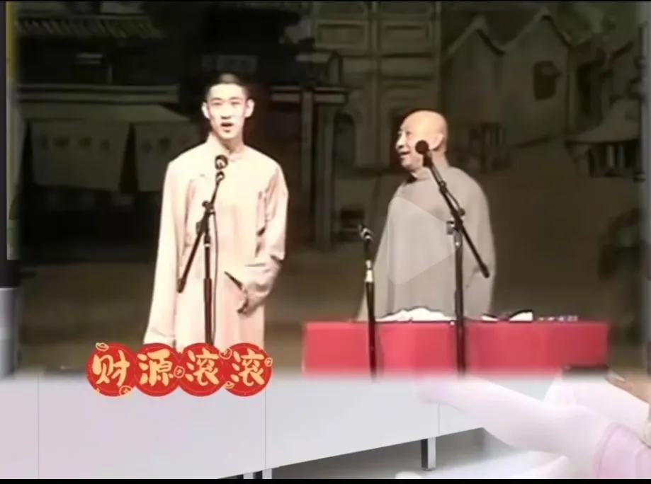 相声演员曹云金有一对招风耳
什么是招风耳？
就是站在远处观看，
就能看见一对非常