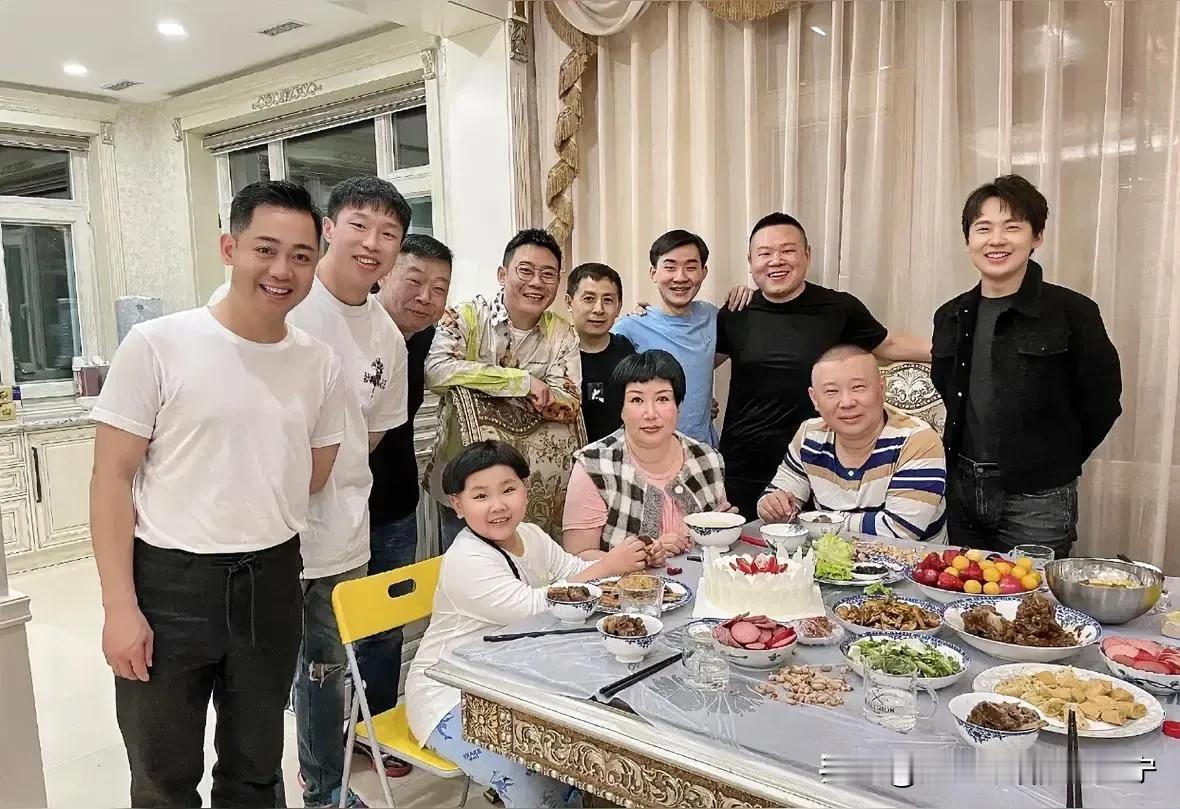 从这张图片上，也能清晰的分析出，未来谁是德云班主！
    作为长子郭麒麟，知进
