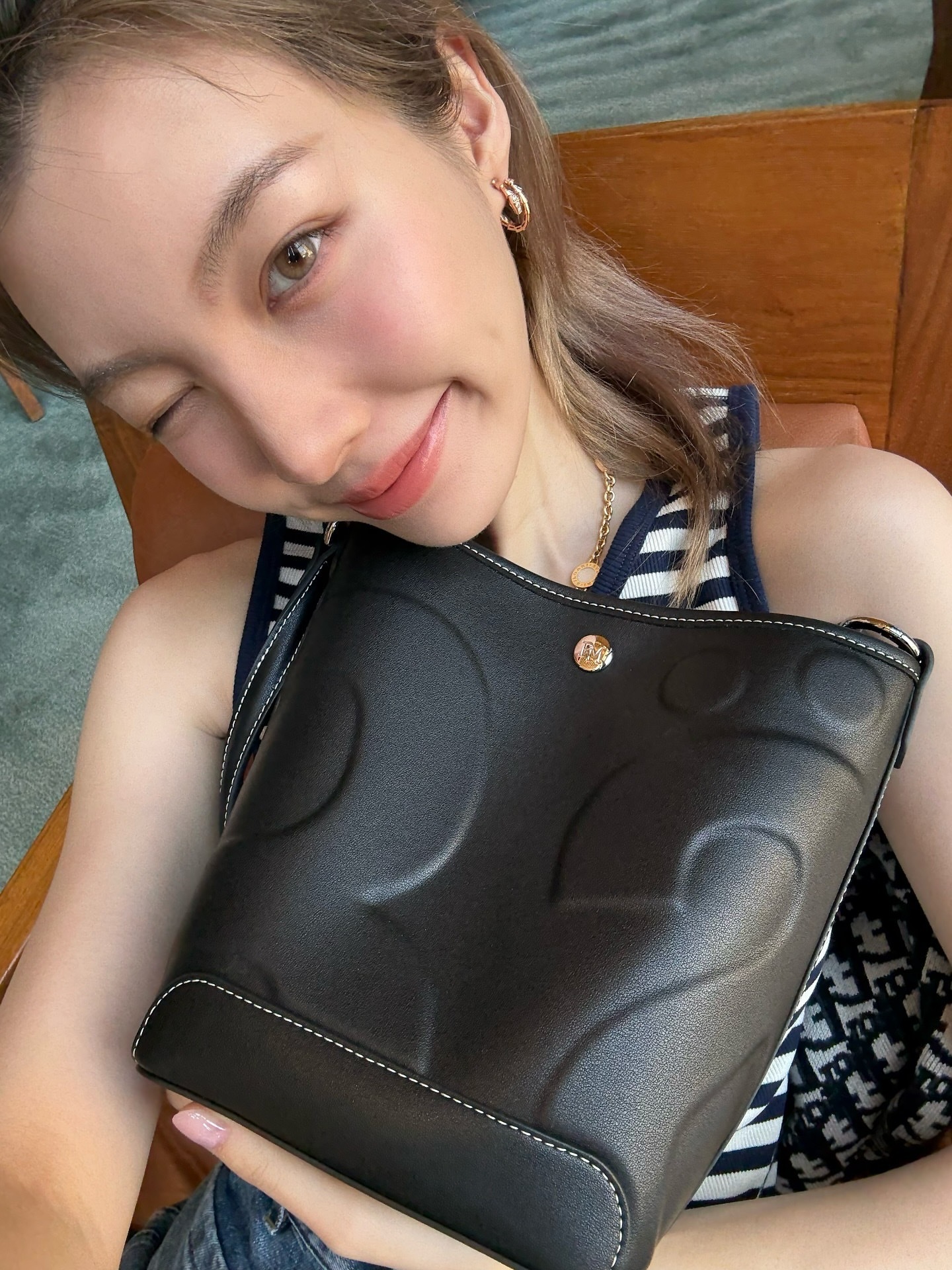 我就是想问一下小奥这是什么美瞳啊 是深瞳还是浅瞳啊 为什么我一看见宝宝就变成了女