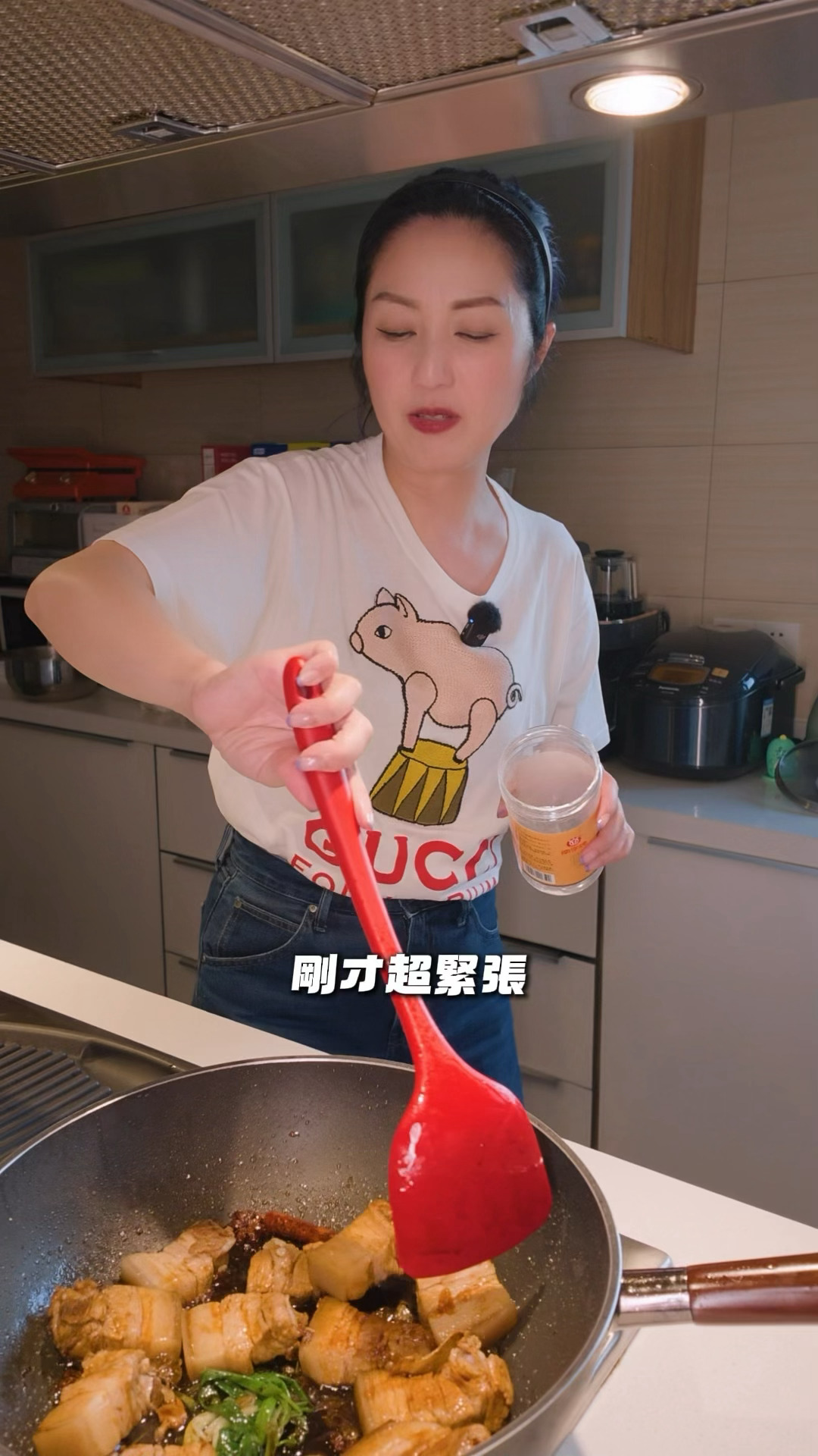 杨千嬅上海开演前在家下厨杨千嬅做上海菜差点炸厨房 哈哈哈哈杨千嬅的“胡闹厨房”开