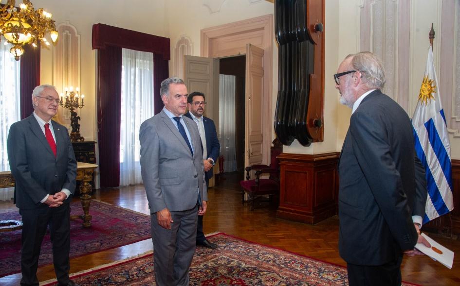 12月17日，乌拉圭总统乌尔西接受黎巴嫩外交官拉伊德·哈德姆、比利时非常驻外交官