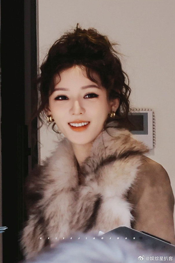 张予曦妈咪变学姐 张予曦在《合伙人》里的造型切换真的很有看点，温柔大气和清爽学姐