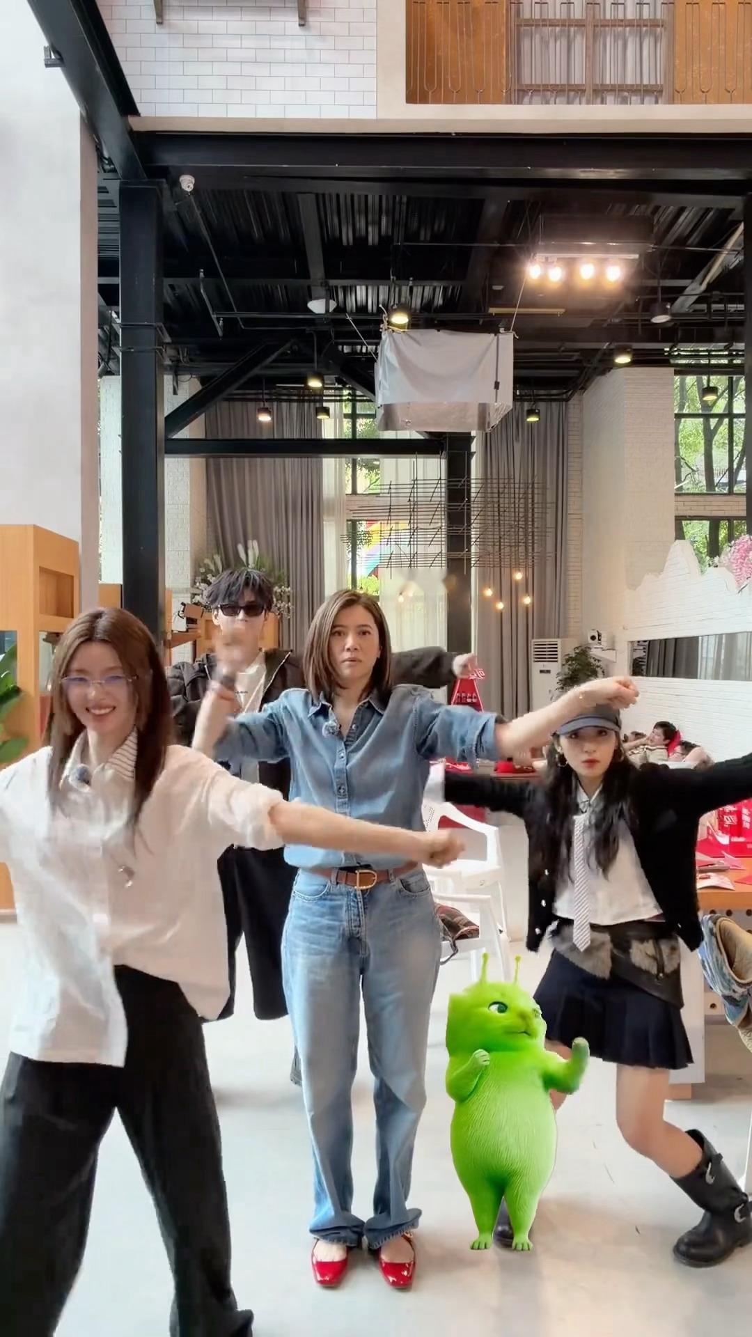 好可爱的几位沈月徐若晗袁咏仪陈鑫海跳外星小绿猫沈月徐若晗一起跳舞了