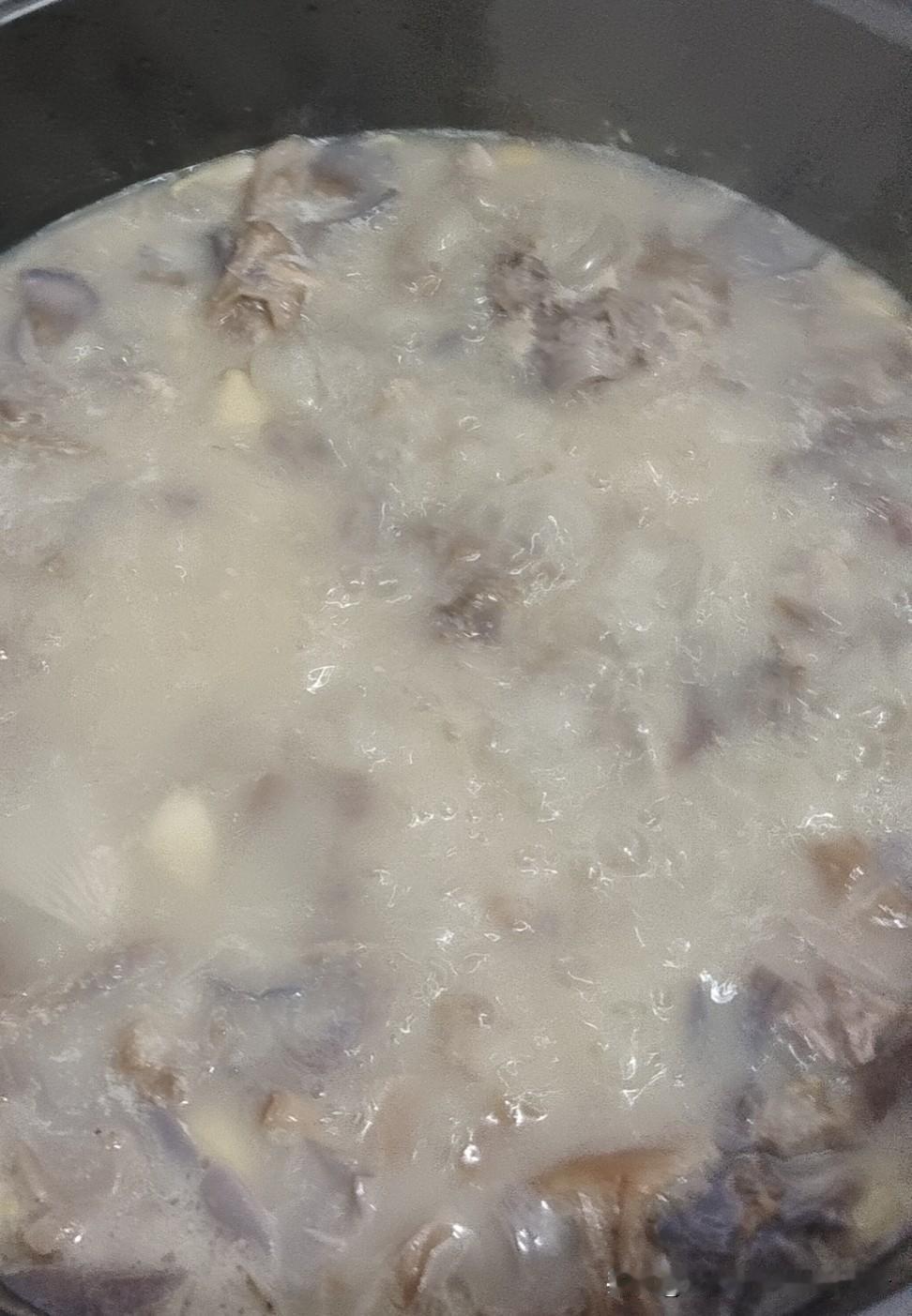 这几天老下雨，湿气足得很，正好是菌子冒头的好时候。中午约着好朋友上山找菌，运气真