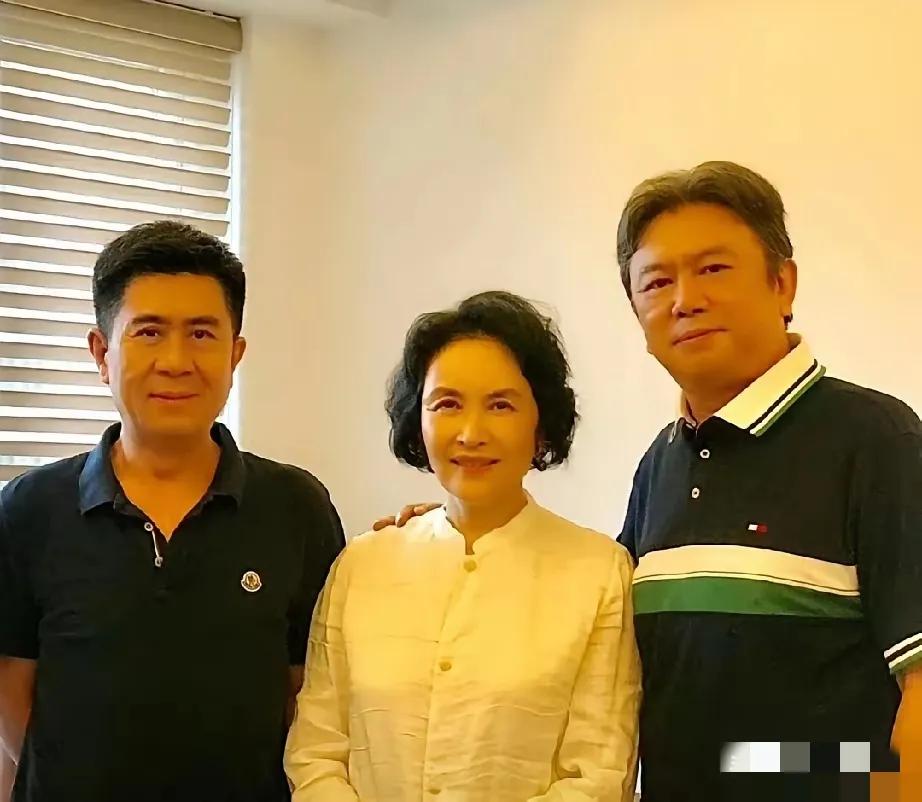 当年的大明星们都老了，能说出图中明星名字的人都在60岁以上了，估计一般人都不知道