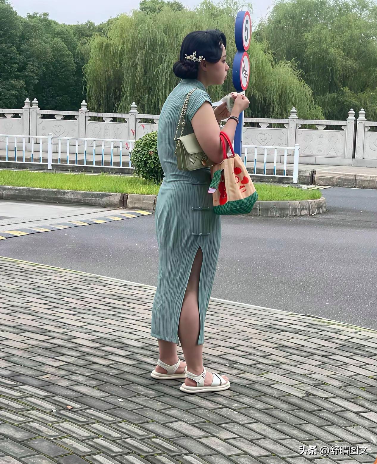我觉得吧，
女人还是要有点自知之明。
昨天看到一个女孩把旗袍穿成这样。
你们觉得