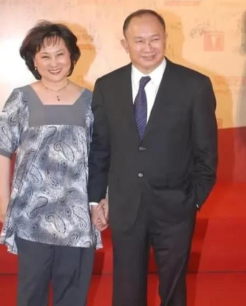 2012 年，著名导演吴宇森确诊淋巴癌中期，变卖了北京的房产去美国治病。没想到 