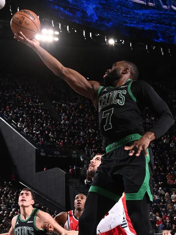 暴砍50分！布朗：我相信我是世界上攻防兼备最佳球员北京时间1月4日，NBA常规赛