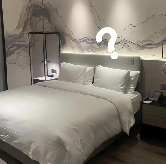为什么酒店床上总摆四五个枕头？睡一个就够了，多出来的到底有啥用？

住过酒店的人