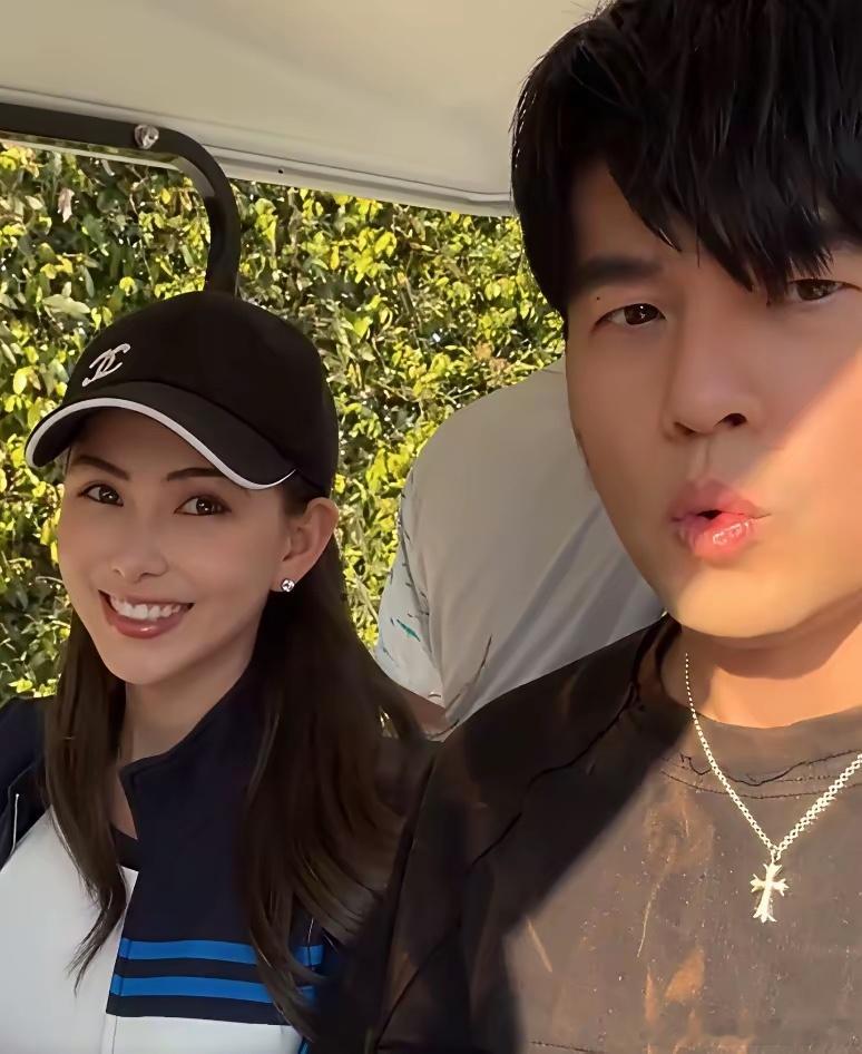 昆凌晒出了她和丈夫周杰伦的合拍视频，在视频中，昆凌表示周杰伦这一次以网球运动员的