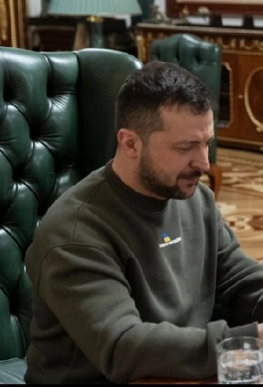 泽连斯基会不会向俄罗斯妥协，还真不好说。之前他说领土问题决不让步，又同意就地停战