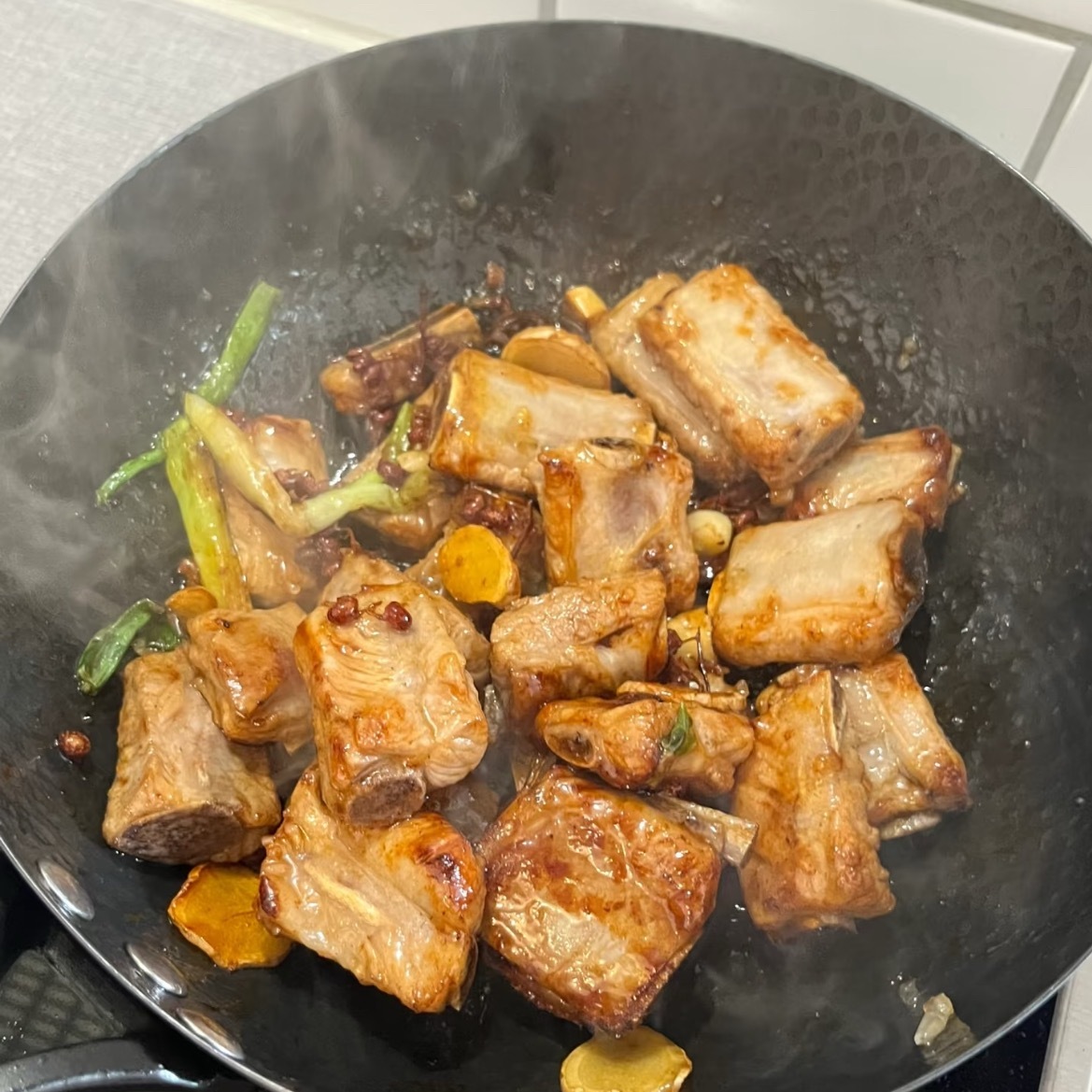🍖 暮醺梅酒醉排骨 剩梅酒的逆袭计划喝剩的梅酒别丢！腌排骨时代替料酒，加蒜末姜