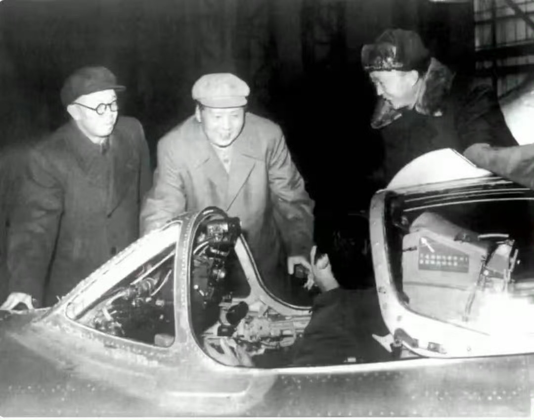 1958年，在沈阳松陵机械厂，当两位工人师傅因为手上的油泥，不好意思和毛主席握手